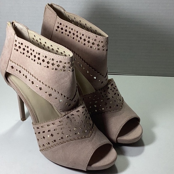 Jennifer Lopez Sweet Gum Women's Cutout High Heels - Picture 3 of 6